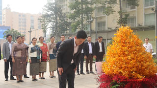 Đoàn đại biểu Chính quyền tỉnh Hủa Phăn (CHDCND Lào) dâng hoa tại Tượng đài Chủ tịch Hồ Chí Minh