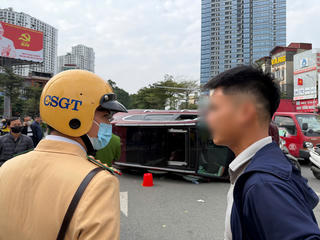 Hà Nội: Xe ô tô lật nghiêng sau va chạm, may mắn không ai bị thương