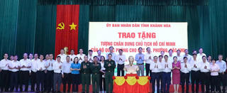 Khánh Hòa: Tặng tượng chân dung Chủ tịch Hồ Chí Minh của Bộ Quốc phòng cho 65 xã, phường, đặc khu