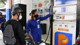 Giá xăng dầu trong nước tiếp tục giảm, RON95-III có giá mới là 19.620 đồng