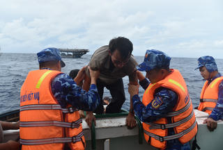 Đà Nẵng: Tiếp nhận 52 thuyền viên gặp nạn trên vùng biển Trường Sa