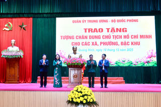 Trao tặng Tượng chân dung Chủ tịch Hồ Chí Minh cho 54 phường, xã, đặc khu tại Quảng Ninh