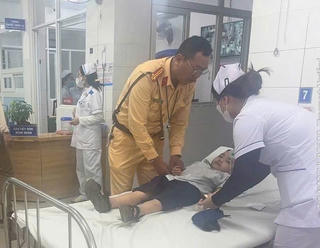 CSGT Đà Nẵng dùng xe đặc chủng cứu kịp thời học sinh bị rắn cắn