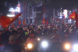 Người dân Thủ đô cùng cờ đỏ sao vàng đi 'bão' sau trận thắng Thái Lan 