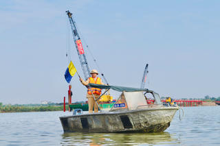 Bảo đảm an toàn giao thông đường thủy tại các điểm thi công cầu trên sông