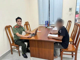 Quảng Ngãi: Nhậu say đi nhờ ô tô, thanh niên bị lừa sang Campuchia