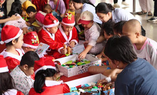 Mang Giáng sinh đến với bệnh nhi