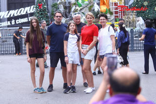 Du khách nước ngoài nườm nượp đổ về Nhà thờ Lớn Hà Nội đón không khí Noel sớm