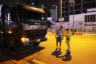 Hà Nội: Xử lý 45 xe tải, xe đầu kéo vi phạm trong giờ cao điểm