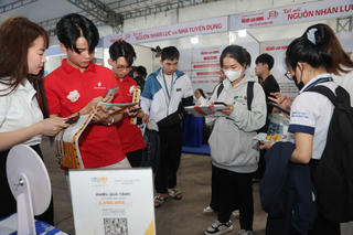 Thị trường lao động cuối năm sôi động