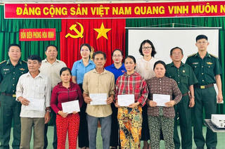 Bộ đội biên phòng Lâm Đồng hỗ trợ 5 gia đình bị chìm tàu
