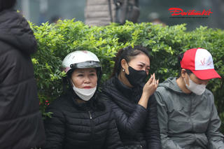 Tiểu thương khóc nghẹn, nhìn tài sản bị cháy ở chợ Xanh Hà Nội