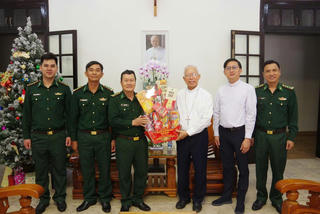 Bộ đội Biên phòng Khánh Hòa thăm, chúc mừng các cơ sở tôn giáo nhân dịp Lễ Giáng sinh 2025