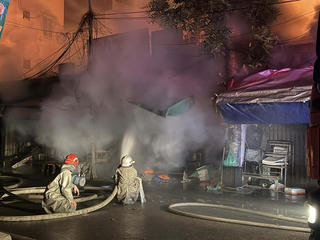 Hà Nội: Cháy nhiều kiot tại Chợ Xanh lúc rạng sáng