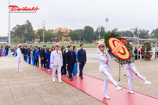 Đại biểu tham dự Đại hội Đoàn TNCS Hồ Chí Minh MTTQ, các đoàn thể Trung ương báo công dâng Bác 