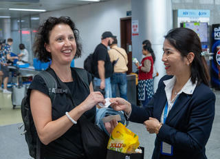 Du khách bất ngờ được tặng quà Giáng sinh, năm mới tại sân bay Đà Nẵng