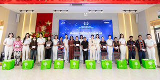 Thí sinh Hoa hậu Sinh viên Hòa bình Việt Nam trao quà cho hộ nghèo tại Đà Nẵng