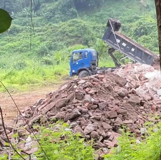 Lào Cai: Khởi tố đối tượng đổ trái phép hơn 360 tấn chất thải xây dựng ra môi trường