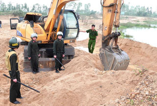 Gia Lai: Đột kích 2 điểm khai thác cát trái phép, tạm giữ 39 đối tượng