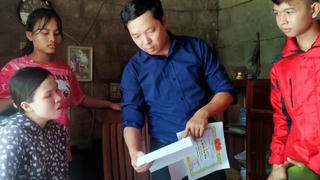 Giáo viên bền bỉ làm dân vận, xóa mù chữ ở thành phố Huế