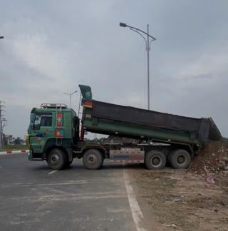 Hưng Yên: Thuê xe đổ trái phép chất thải xây dựng, một cá nhân bị khởi tố