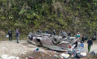 Lào Cai: Xe 29 chỗ bị lật, nhiều người thương vong