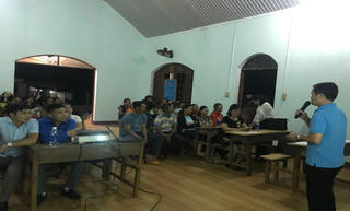 “Gõ cửa từng nhà” vận động người dân đến lớp xóa mù chữ