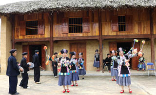 Bảo tồn và phát huy bản sắc văn hóa dân tộc Bố Y ở Tuyên Quang gắn với phát triển du lịch