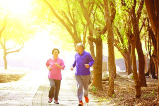 Người cao tuổi đề phòng không khí ô nhiễm