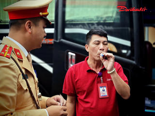 Kiểm tra nồng độ cồn, ma túy trước khi xe khách xuất bến ở Hà Nội