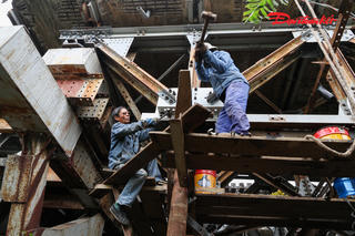 Công nhân tất bật 'thay áo' cho cầu Long Biên đón Tết