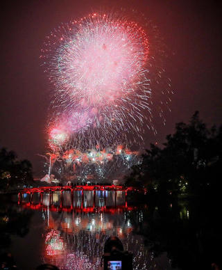  Pháo hoa rực sáng Hồ Gươm đón năm mới 2026