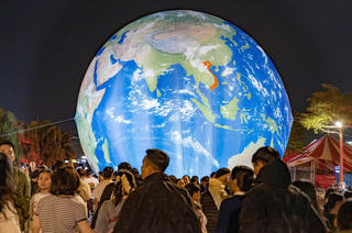 Phố đi bộ Bạch Đằng thu hút đông đảo du khách đón năm mới