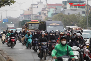 Người dân lỉnh kỉnh đồ đạc quay trở lại Thủ đô làm việc