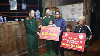 Bộ CHQS TP Đà Nẵng trao hỗ trợ các gia đình nạn nhân sạt lở núi gần 350 triệu đồng