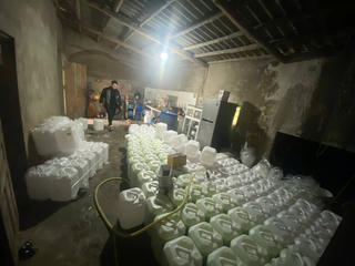 Lào Cai: Phát hiện cơ sở kinh doanh 880 lít rượu hương cốm không rõ nguồn gốc xuất xứ