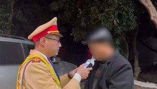 Thái Nguyên: Lái xe say rượu bỏ chạy 2 km khi bị kiểm tra nồng độ cồn