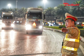 Hà Nội: CSGT phân luồng hạn chế xe tải, container vào Vành đai 3 giờ cao điểm
