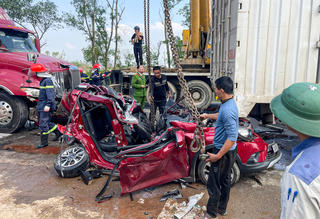 Hà Tĩnh: Xe con mắc kẹt dưới gầm xe tải sau tai nạn liên hoàn, 3 người bị thương