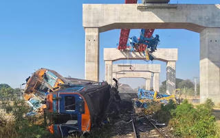 Thái Lan: Cần cẩu rơi trúng tàu hỏa, ít nhất 96 người thương vong