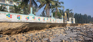 Thanh Hóa: Hình ảnh xuống cấp tại kè biển Hải Tiến
