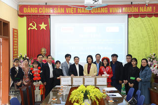 Trao tặng Tủ sách tri thức, thư viện vì học sinh vùng cao Tuyên Quang