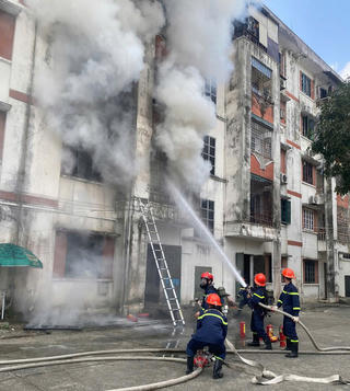 Hỏa hoạn tại chung cư ở Nghệ An, hai người mắc kẹt được giải cứu