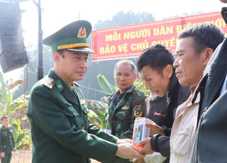 Lai Châu: 'Xuân Biên phòng ấm lòng dân bản' trao các phần quà cho đồng bào vùng biên