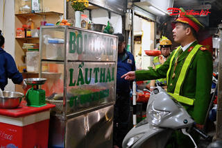 Công an Hà Nội xuyên đêm, bảo đảm an ninh tuyệt đối trong thời gian diễn ra Đại hội XIV