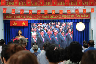 Người dân TP Hồ Chí Minh háo hức theo dõi trực tiếp khai mạc Đại hội XIV của Đảng