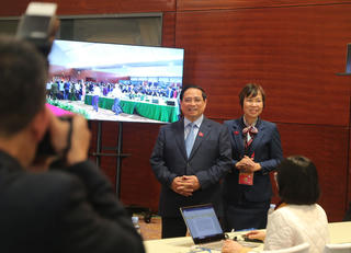 Thủ tướng Phạm Minh Chính thăm, động viên phóng viên báo chí tác nghiệp tại Đại hội XIV của Đảng