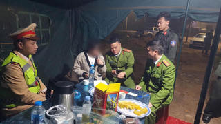 Tuần tra đêm, lực lượng CSGT Phú Thọ kịp thời ngăn chặn người phụ nữ có ý định tự tử