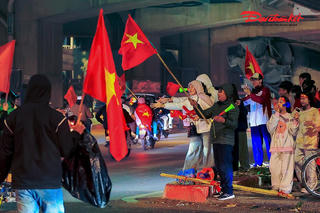 Người dân Thủ đô ăn mừng trước chiến thắng lịch sử của U23 Việt Nam 
