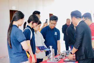 IEC Quảng Ngãi trao 800 triệu đồng học bổng cho học sinh nghiên cứu khoa học